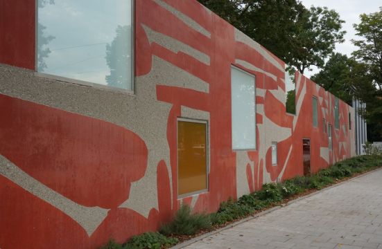 Thomas Bechinger/Ulrike Steinke: Schattenspiele, 2018-2020 Schulcampus Emmy-Noether-Stra&szlig;e, M&uuml;nchen-Moosach L&auml;rmschutzwand au&szlig;en im Rahmen von Quivid, dem Kunst am Bau-Programm der LH M&uuml;nchen