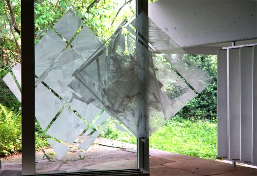 Noch nicht ganz fertig. Champagnerkreide auf Fensterglas. Ausstellungsansicht Galerie Sonnenberg, Stuttgart