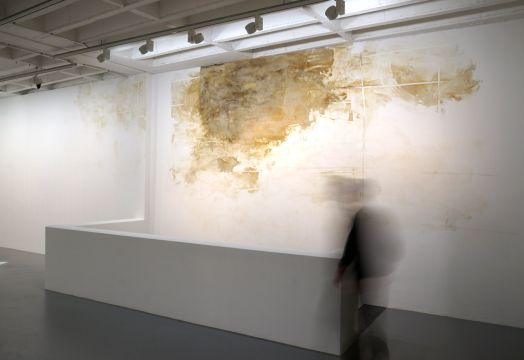 Versuch, Eisenoxid herzustellen, 2015. Eisenpulver, Gips, Baudispersion, Zitronens&auml;ure, Sauerstoff. Ca. 350 x 800 cm. Kunstmuseum Singen