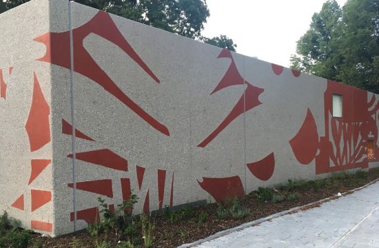 Thomas Bechinger/Ulrike Steinke: Schattenspiele, 2018-2020 Schulcampus Emmy-Noether-Stra&szlig;e, M&uuml;nchen-Moosach L&auml;rmschutzwand au&szlig;en im Rahmen von Quivid, dem Kunst am Bau-Programm der LH M&uuml;nchen