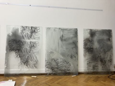 Ohne Titel, 2024/25. Keramische Schmelzfarbe auf Glas, 8 Scheiben je 130 x 90 cm