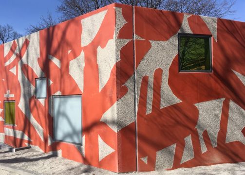 Thomas Bechinger/Ulrike Steinke: Schattenspiele, 2018-2020 Schulcampus Emmy-Noether-Stra&szlig;e, M&uuml;nchen-Moosach L&auml;rmschutzwand au&szlig;en im Rahmen von Quivid, dem Kunst am Bau-Programm der LH M&uuml;nchen