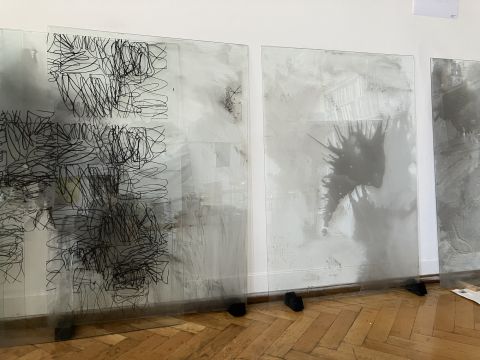 Ohne Titel, 2024/25. Keramische Schmelzfarbe auf Glas, 8 Scheiben je 130 x 90 cm