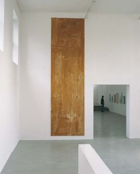 Das erweiterte Feld: Transformation des Bildes. Kunstverein M&uuml;nchen, 1997: Ohne Titel, 1997. Acryl/Nessel, 560 x 160 cm. Foto: Wilfried Petzi
