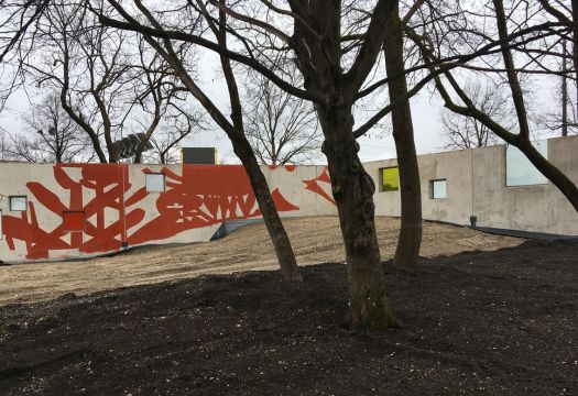 Thomas Bechinger/Ulrike Steinke: Schattenspiele, 2018-2020 Schulcampus Emmy-Noether-Stra&szlig;e, M&uuml;nchen-Moosach L&auml;rmschutzwand innen im Rahmen von Quivid, dem Kunst am Bau-Programm der LH M&uuml;nchen
