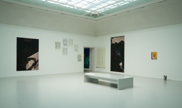 Ausstellungsansicht: Kikeriki, Kunstverein Konstanz 2023. Von links: Noemi Strittmatter, Ha-Vy Jessica Le, Carlo Krone, Th.B.