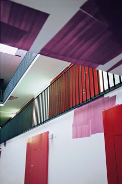 Malerei in Scherben, 2005. Wandmalerei. Studentenwohnheim Felsennelkenanger, M&uuml;nchen. Foto: Gerald Domenig