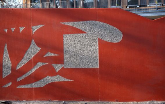 Thomas Bechinger/Ulrike Steinke: Schattenspiele, 2018-2020 Schulcampus Emmy-Noether-Stra&szlig;e, M&uuml;nchen-Moosach L&auml;rmschutzwand au&szlig;en im Rahmen von Quivid, dem Kunst am Bau-Programm der LH M&uuml;nchen