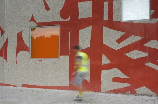 Thomas Bechinger/Ulrike Steinke: Schattenspiele, 2018-2020 Schulcampus Emmy-Noether-Stra&szlig;e, M&uuml;nchen-Moosach L&auml;rmschutzwand au&szlig;en im Rahmen von Quivid, dem Kunst am Bau-Programm der LH M&uuml;nchen