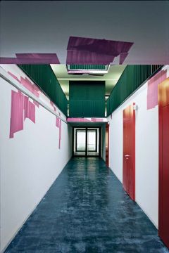 Malerei in Scherben, 2005. Wandmalerei. Studentenwohnheim Felsennelkenanger, M&uuml;nchen. Foto: Gerald Domenig
