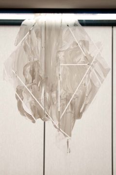 Besuch bei Verwandten. Museum f&uuml;r Gegenwartskunst, Siegen 2010: Ohne Titel, 2010. Gouache auf Fensterglas. Foto: Henner Papies
