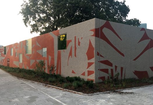 Thomas Bechinger/Ulrike Steinke: Schattenspiele, 2018-2020 Schulcampus Emmy-Noether-Stra&szlig;e, M&uuml;nchen-Moosach L&auml;rmschutzwand au&szlig;en im Rahmen von Quivid, dem Kunst am Bau-Programm der LH M&uuml;nchen