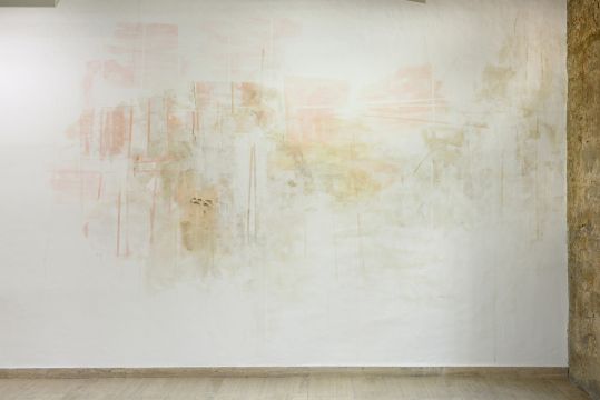 Ohne Titel, 2018. 380 x 700 cm. Pigmente, Baudispersion, Eisenpulver, Gips, Zitronens&auml;ure, Sauerstoff. Kunstverein Wolfsburg: Simply A Painting (Foto: Claudia Mucha)