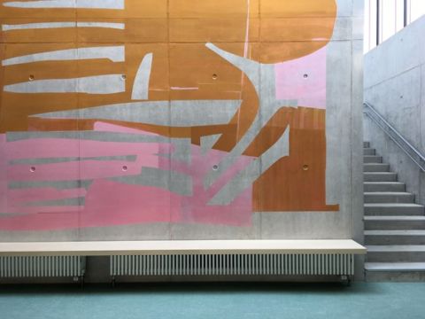Thomas Bechinger/Ulrike Steinke: Schattenspiele, 2018-2020 Schulcampus Emmy-Noether-Stra&szlig;e, M&uuml;nchen-Moosach Wandmalerei im Haus f&uuml;r Kinder im Rahmen von Quivid, dem Kunst am Bau-Programm der LH M&uuml;nchen