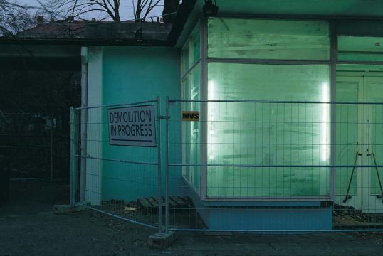 blind date. Pavillon der Volksb&uuml;hne am Rosa-Luxemburg-Platz, Berlin 1997 (mit Nathan Coley)