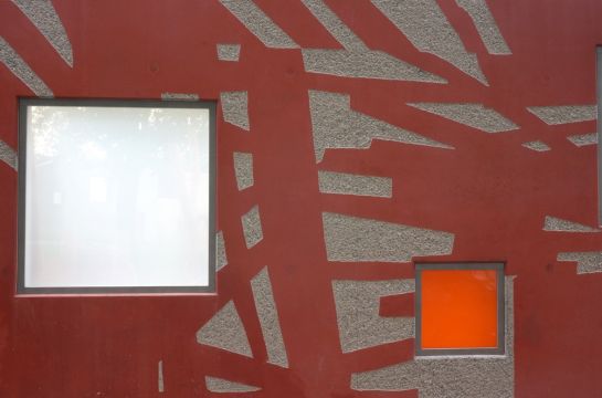 Thomas Bechinger/Ulrike Steinke: Schattenspiele, 2018-2020 Schulcampus Emmy-Noether-Stra&szlig;e, M&uuml;nchen-Moosach L&auml;rmschutzwand au&szlig;en im Rahmen von Quivid, dem Kunst am Bau-Programm der LH M&uuml;nchen