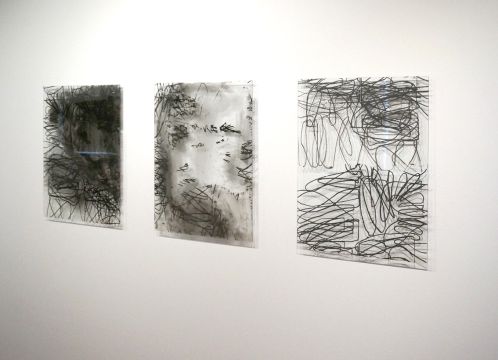 Ohne Titel, 2023/24. Keramische Schmelzfarbe auf Glas, je 50 x 37 cm. Privatbesitz Stuttgart