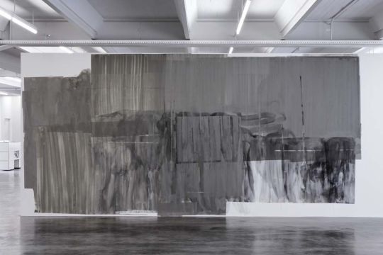 Was tun mit Farbe. Kunstverein Reutlingen, 2009: Ohne Titel, 2009. Wandmalerei, 300 x 650 cm. Foto: J&uuml;rgen Wittke